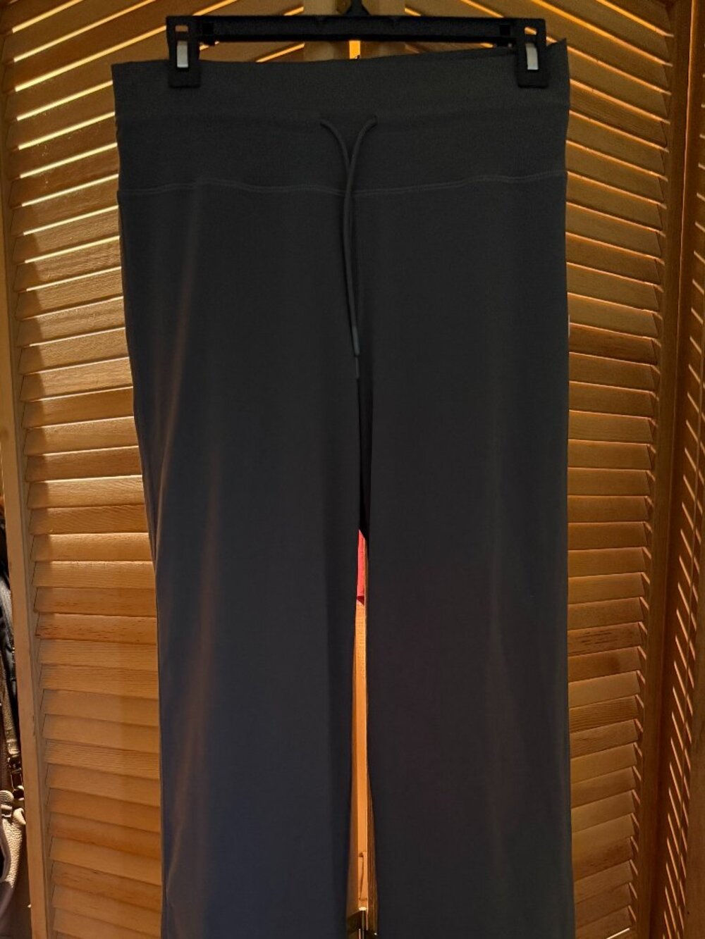 Vuori Daily Wideleg Leggings in a Slate Green (Size M)